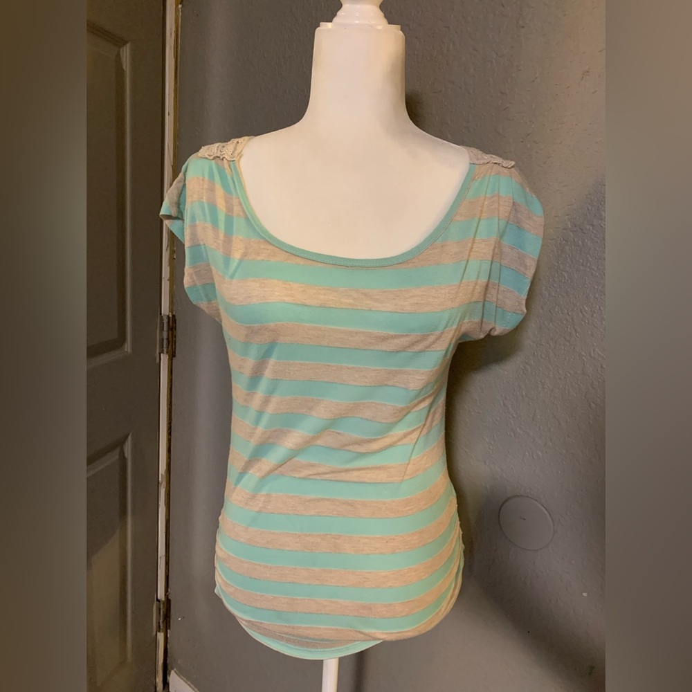 Free Kisses top